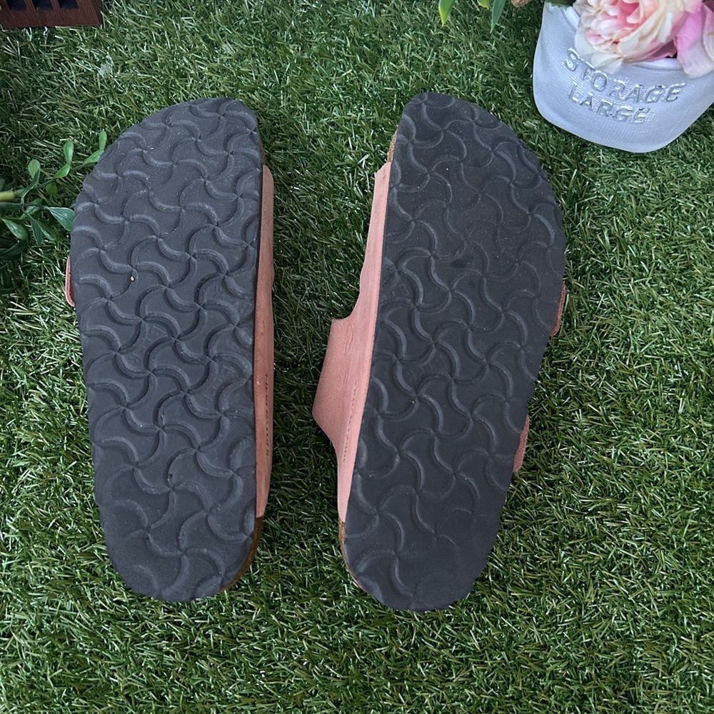 Birkenstock
Arizona Big Buckle-Nubuck Leather
$170 37 US 6-6.5
Old Rose Nubuck - Picture 16 of 16